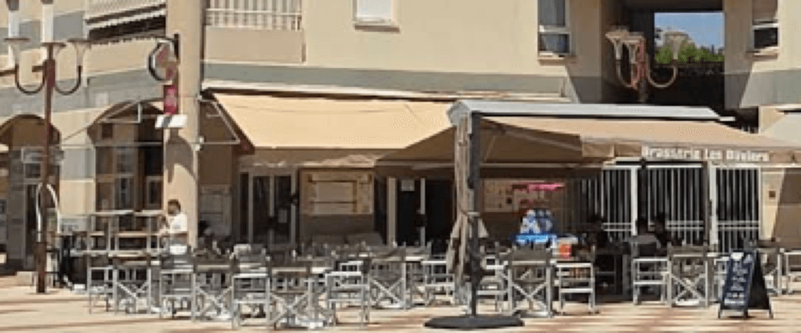 Terrasse de la Brasserie Les Oliviers en journée